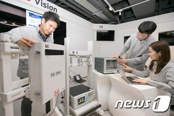 본문 이미지 - KT 직원이 중소기업 협력사 직원들과 5G 중계기와 기지국을 연결해 5G 데이터를전송하는 테스트 진행하는 모습. (KT 제공) 2017.6.21/뉴스1 ⓒ News1