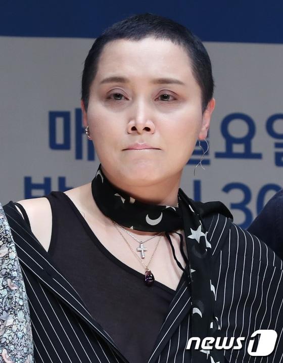 본문 이미지 - 가수 이소라가 20일 오후 서울 상암동 JTBC 사옥에서 열린 신규 예능 프로그램 ‘비긴어게인’ 제작발표회에 참석해 포즈를 취하고 있다. ⓒ News1 권현진 기자