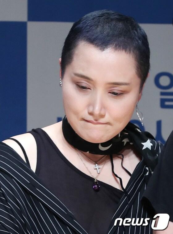 본문 이미지 - 가수 이소라가 20일 오후 서울 상암동 JTBC 사옥에서 열린 신규 예능 프로그램 ‘비긴어게인’ 제작발표회에 참석해 포즈를 취하고 있다. ⓒ News1 권현진 기자