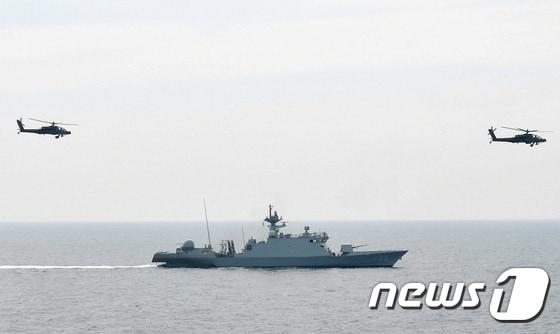 본문 이미지 - 해군 홍시욱함(유도탄고속함, 400톤급)이 주한 미국 육군 2사단 소속 아파치(AH-64)헬기와 서해에서 함께 기동하고 있다. (해군 2함대 제공) 2017.6.21/뉴스1