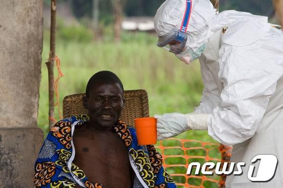 본문 이미지 - 민주콩고에서 에볼라 환자를 치료하고 있는 의료진의 모습 <자료사진> ⓒ AFP=News1