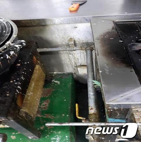 본문 이미지 - 위생적 취급기준 위반 현장.사진=식품의약품안전처./ ⓒ News1