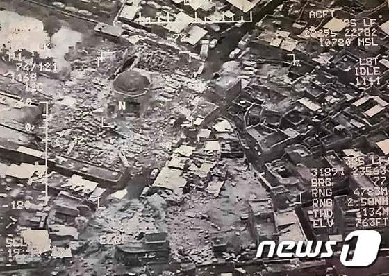 본문 이미지 - 21일(현지시간) 이라크 모술에서 이슬람국가(IS)가 알 누리 모스크와 알 하드바 첨탑을 파괴했다. ⓒ AFP=뉴스1