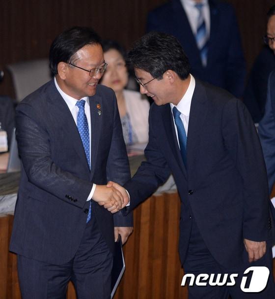 본문 이미지 - 대선 '잠룡'으로 꼽히는 대구·경북(TK) 출신 정치인들이 잇따라 대구를 찾는다. 사진은 2017년 당시 김부겸 행정자치부 장관 과 유승민 바른정당 의원이 한 행사장에서 만나 악수를 나누는 모습. (사진은 기사 내용과 무관함) 2017.6.22/뉴스1 ⓒ News1 자료 사진