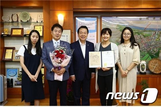 본문 이미지 - 노현송 서울 강서구청장은 22일 오전 청사 구청장실에서 60만번째 강서구 주민이 된 강현주씨에게 인증서와 꽃다발을 전달했다(강서구 제공). ⓒ News1