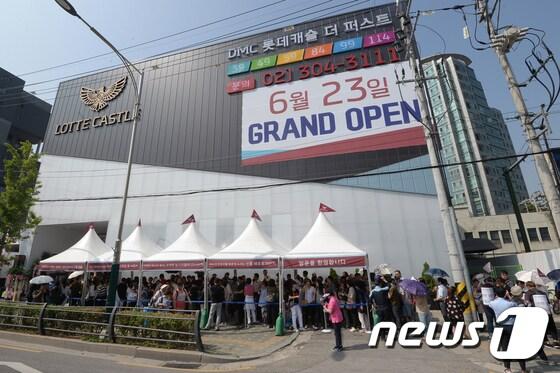 본문 이미지 - 정부의 ‘6 ·19 부동산 대책’ 이후 서울지역 첫 분양이 시작된 23일 서울 은평구 'DMC 롯데캐슬 더 퍼스트' 견본주택이 인파로 북적 거리고 있다. 서울지역 청약 열기를 잠재우기 위해 정부는 기존 강남 4구 외 서울 전지역에 '입주시까지 전매금지'를 적용했다. 서울 수색·증산 뉴타운에 선보이는 'DMC 롯데캐슬 더 퍼스트'는 규제가 적용되는 첫 분양단지다. 2017.6.23/뉴스1 ⓒ News1 황기선 기자