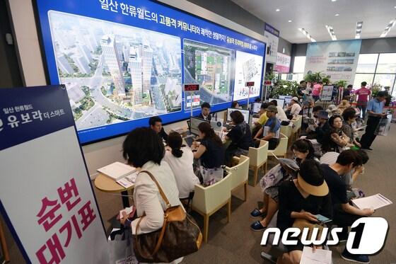 본문 이미지 - ‘6 ·19 부동산 대책’ 이후 오피스텔 첫 분양이 시작된 23일 경기 고양시 일산동구 '일산 한류월드 유보라 더스마트' 분양하우스가 인파로 북적 거리고 있다. 2017.6.23/뉴스1 ⓒ News1 황기선 기자