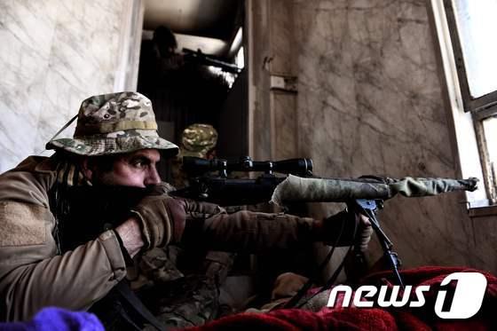 본문 이미지 - 이라크 모술에서 활약중인 이라크 군 소속의 스나이퍼 ⓒ AFP=뉴스1