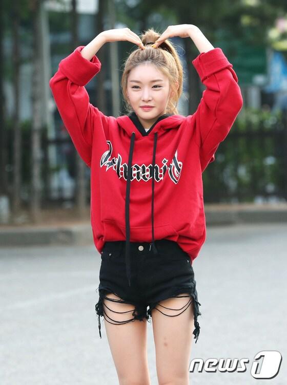 본문 이미지 - 가수 청하가 23일 오전 서울 여의도 KBS 신관 공개홀에서 열린 KBS2 '뮤직뱅크'(뮤뱅) 리허설을 하기 위해 방송국으로 들어서며 인사를 하고 있다. ⓒ News1 권현진 기자