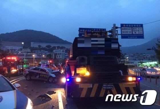 본문 이미지 - 25일 오전 4시 39분쯤 부산 사하구 감천동 국민체육센터 삼거리에서 택시와 크레인 추돌사고가 났다. 경찰과 소방당국이 현장을 수습하고 있다.(부산소방본부 제공)ⓒ News1