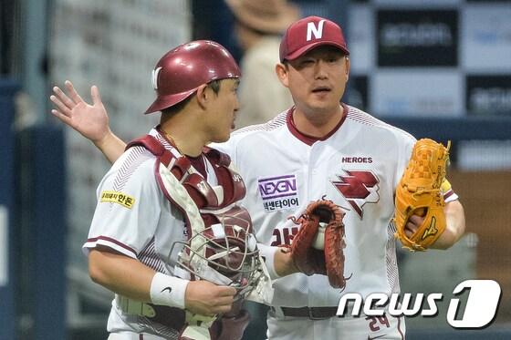 본문 이미지 - 넥센 히어로즈의 필승 계투진을 이끌고 있는 우완 김상수(오른쪽). /뉴스1 ⓒ News1 유승관 기자