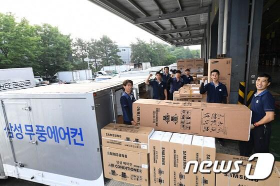 본문 이미지 - 경기도 고양시 일산서구에 위치한 삼성전자 서서울물류센터에서 에어컨 설치 엔지니어들이 '무풍에어컨'의 신속 배송에 만전을 기하고 있다. 삼성전자 서서울물류센터는 서울 강서 지역과 경기 서북부의 배송 설치를 담당하고 있다.(삼성전자 제공)ⓒ News1