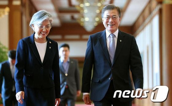 본문 이미지 - 문재인 대통령이 강경화 외교부 장관과 함께 26일 청와대 본관에서 열린 '전직 주미대사 초청 간담회'에 입장하고 있다.(청와대) 2017.6.26/뉴스1 ⓒ News1 이광호 기자