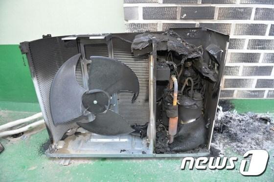 본문 이미지 - 에어컨 실외기 화재 모습. (뉴스1 DB)