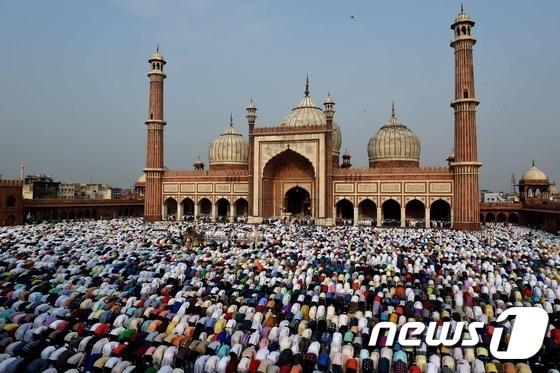 본문 이미지 - 이슬람 명절 '이드 알 피트르'를 기념하는 인도 무슬림들. ⓒ AFP=뉴스1