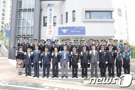 본문 이미지 - 서울 구로구 오리로에 신설한 천왕파출소는 27일 오전 10시 개소식을 갖고 치안활동을 시작했다. 천왕파출소는 오류2동, 천왕동, 항동 일대 주민 4만6000명의 치안을 담당한다.(서울지방경찰청 제공)ⓒ News1