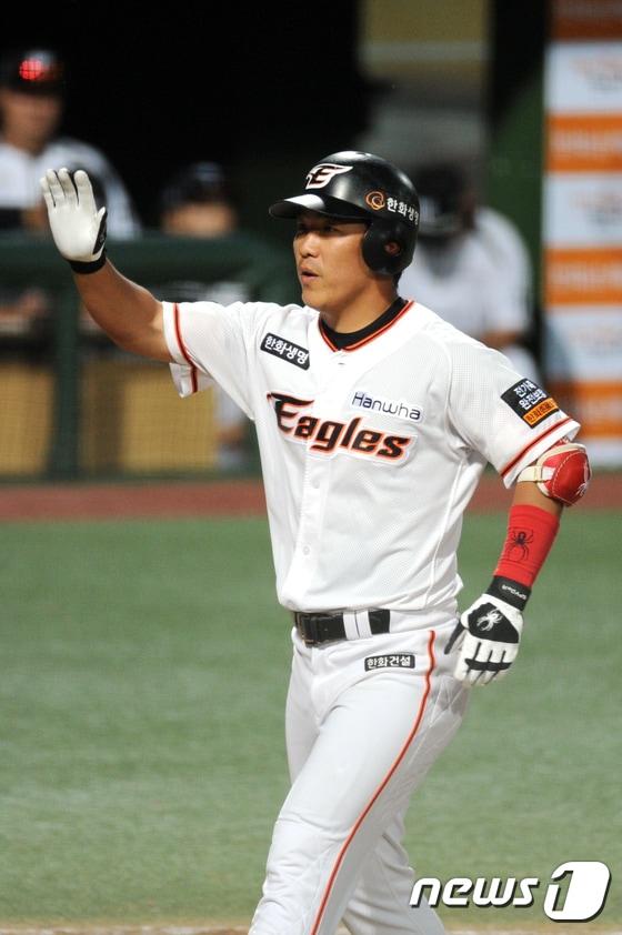 본문 이미지 - 한화 이글스와 두 번째 FA 계약을 체결한 정근우. /뉴스1 DBⓒ News1 김용빈 기자