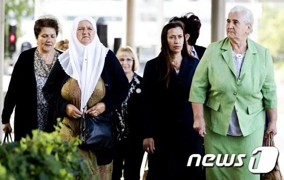 본문 이미지 - 스레브레니차 학살 사건 유족단체인 '스레브레니차 어머니회' 회원들이 27일(현지시간) 네덜란드 항소법원에 들어가고 있다. ⓒ AFP=뉴스1