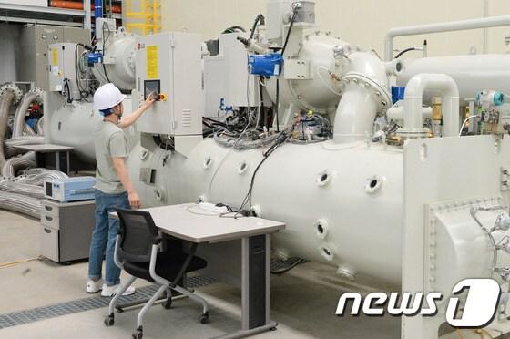 본문 이미지 - LG전자 직원들이 27일 평택 칠러 사업장 내에 있는 연구시험동에서 무급유 인버터 터보 칠러의 성능을 시험하고 있다.(LG전자 제공) ⓒ News1