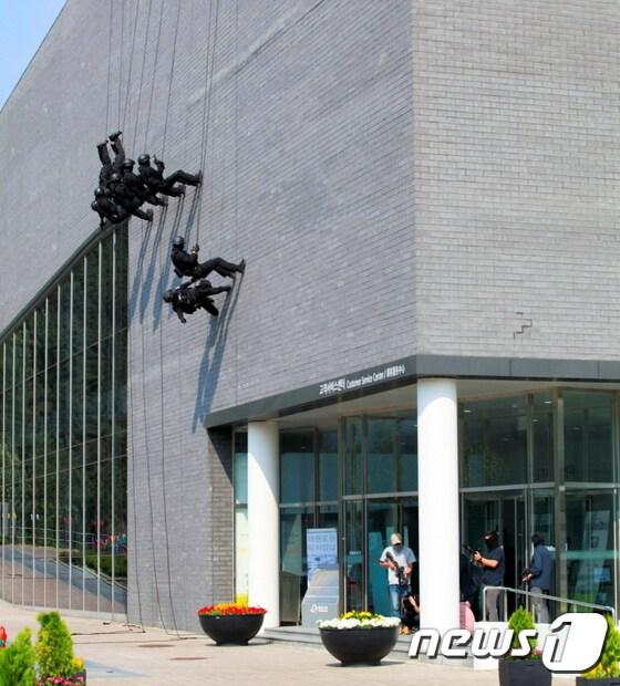 본문 이미지 - 육군35사단 장병들이성공적인 무주세계태권도 대회 개최를 위해 해안경계태세를 강화하고 경기장과 숙소에 인근에 대한 수색정찰을 실시하고 있다. 사진은  민·관·군·경 대테러훈련의 모습.(35사단 제공)ⓒ News1 임충식기자