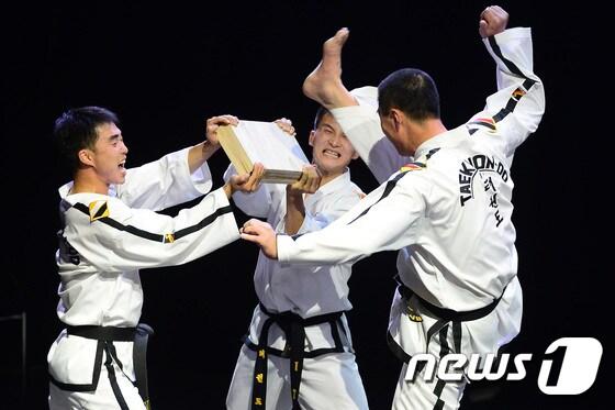 본문 이미지 - 국제태권도연맹(ITF) 북한 시범단이 28일 오후 서울 강남구 역삼동 국기원에서 격파 시범을 보이고 있다. 2017.6.28/뉴스1 ⓒ News1 임세영 기자
