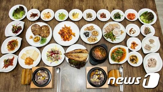 본문 이미지 - 전국적으로 유명세를 타고 있는 단양 장다리 식당의 대표 메뉴 흑마늘 정식이 건강밥상으로 인기를 끌고 있다. ⓒ News1 김정수 기자