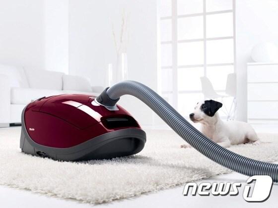 본문 이미지 - 독일 프리미엄 가전 밀레(대표 고희경)는 동물들의 미세한 털까지도 강력하게 흡입하는 진공청소기 밀레 'C3 캣앤도그(Cat&Dog)'를 출시한다고 29일 밝혔다. (밀레코리아 제공)ⓒ News1