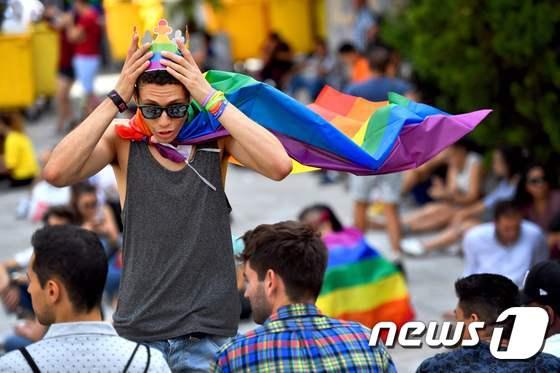 본문 이미지 - 월드프라이드 개막식을 축하하기 위해 모인 인파. ⓒ AFP=뉴스1w
