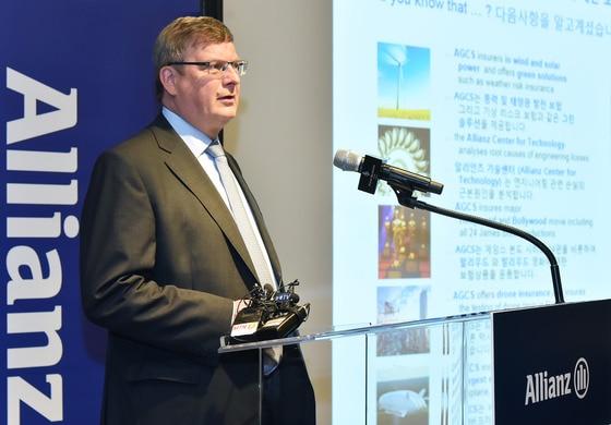 본문 이미지 - 독일 알리안츠그룹 계열 알리안츠 글로벌 코퍼레이트 앤 스페셜티(AGCS)의 칼스텐 쉐펠 경영 이사회 임원이 29일 서울 종로구 포시즌스 호텔에서 한국 진출 기자간담회를 하고 있다. (사진제공 AGCS) ⓒ News1