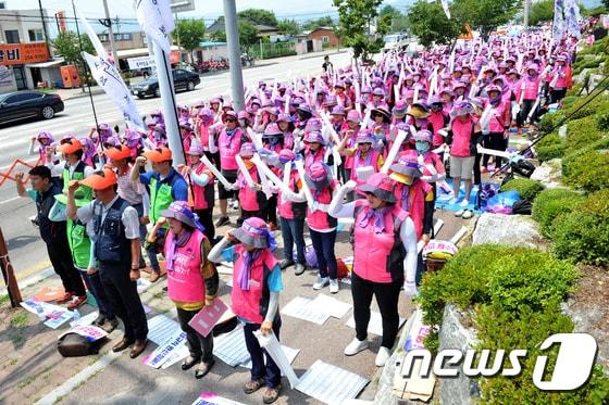 본문 이미지 - 전국 학교비정규직노조 조합원들이 29일 오후 강원 춘천시 도교육청 정문 앞에서  비정규직 철폐 구호를 외치고 있다..2017.6.29/뉴스1 ⓒ News1