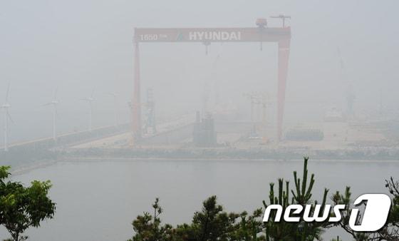 본문 이미지 - 지난 2017년 6월29일 오후 도크 폐쇄를 이틀 앞둔 전북 군산시 현대중공업 군산조선소가 안개에 쌓여 있다. 2017.6.29/뉴스1 ⓒ News1