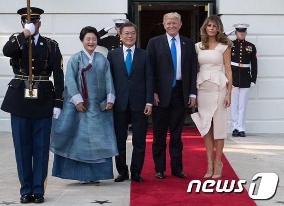본문 이미지 - 미국 도널드 트럼프 대통령과 영부인 멜라니아 트럼프가 백악관 앞에서 문재인 대통령과 김정숙 여사를 맞이했다. ⓒ AFP=뉴스1 ⓒ News1