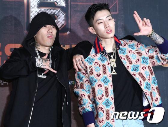 본문 이미지 - 래퍼 도끼, 박재범(오른쪽)이 30일 오후 서울 마포구 서교동 홍대 aA 디자인 뮤지엄에서 열린 Mnet ‘쇼미더머니6’ 제작발표회에 참석해 포즈를 취하고 있다. 2017.6.30./뉴스1 ⓒ News1 권현진 기자