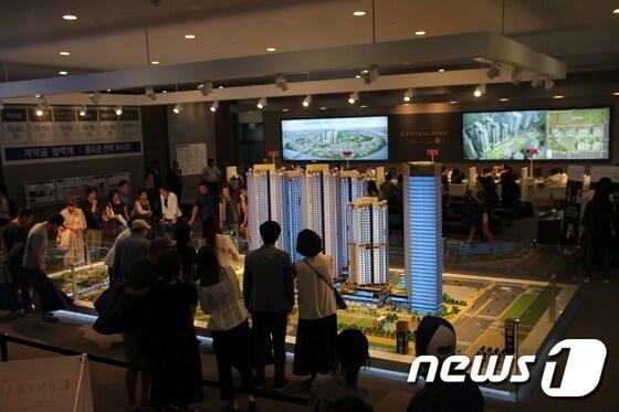 본문 이미지 - 지난 30일 오픈한 '용산 센트럴파크 해링턴 스퀘어'. 방문객들이 몰리면서 그룹을 지어 단지소개를 하고 있다.  ⓒ News1