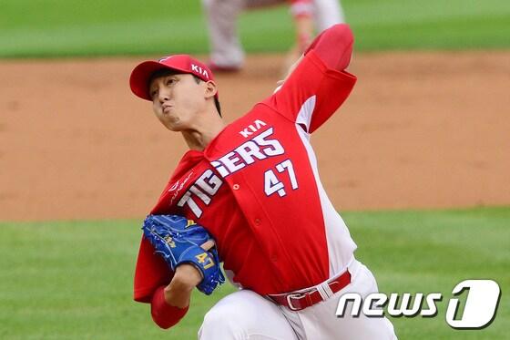 본문 이미지 - 30일 오후 서울 잠실야구장에서 열린 2017 프로야구 타이어뱅크 KBO 리그 KIA 타이거즈와 LG 트윈스의 경기에서 KIA 정용운이 역투하고 있다. 2017.6.30/뉴스1 ⓒ News1 임세영 기자