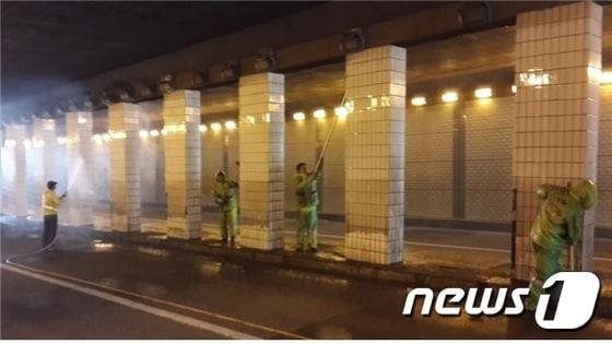 본문 이미지 - 터널 청소 모습.ⓒ News1