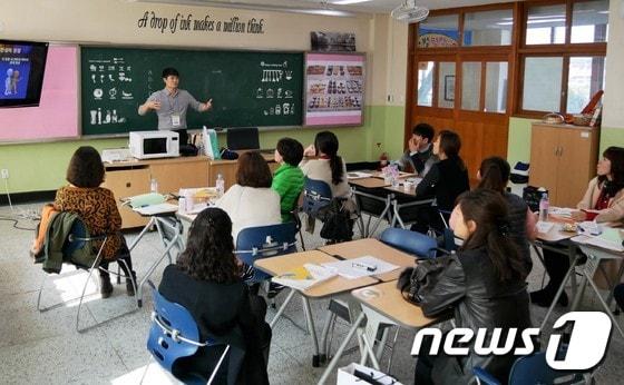 본문 이미지 - 대구지역 중등과 영어교사들과 영어전공 교수, 중·고교에서 교육실습 중인 예비교사, 지역 사범대학 및 교육대학원 재학생 등이 수업 개선을 위한 '대구중등 E·T(English Teacher, 영어교사) Talk & Share' 행사에 참여해 우수수업 사례 등을 공유하고 있다. (대구시교육청 제공)/뉴스1 ⓒ News1
