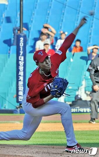 본문 이미지 - 4일 오후 대구 삼성라이온즈파크에서 열린 2017 KBO리그 프로야구 삼성라이온즈와 KIA타이거즈경기에서 KIA선발투수 정용운이 공을 던지고 있다. 2017.6.4/뉴스1 ⓒ News1 이종현 기자