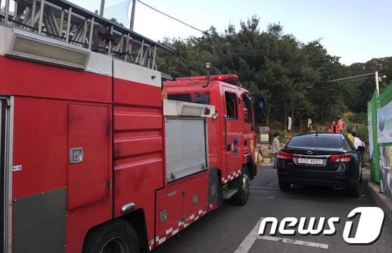 본문 이미지 - 4일 오후 서울 관악구 삼성산에서 화재가 발생해 소방차가 출동해 있다. 서울 관악소방서는 이날 오후 5시 32분 쯤 산불이 발생해 1시간 58분이 지나 완전히 진화 됐다고 밝혔다.&#40;사진은 기사 내용과 무관함&#41; / 뉴스1 ⓒ News1 