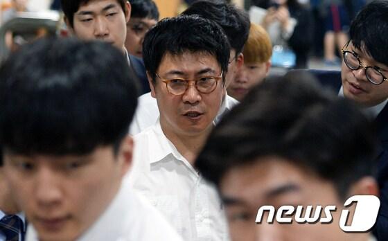 본문 이미지 - '비선 실세' 최순실씨의 각종 비위 사실을 폭로한 노승일 전 K스포츠재단 부장이 5일 오전 서울 서초구 중앙지법에서 열린 박근혜 전 대통령과 최순실씨의 재판에 증인 자격으로 출석하고 있다. 2017.6.5/뉴스1 ⓒ News1 오대일 기자