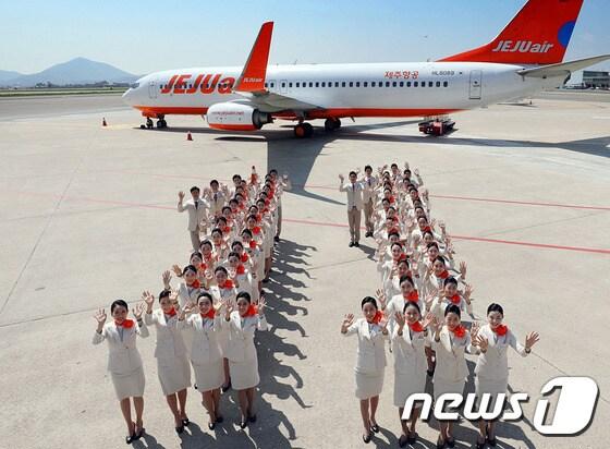 본문 이미지 - 제주항공 취항 11주년 기념 객실승무원 단체사진ⓒ News1
