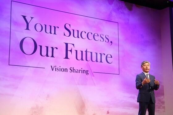 본문 이미지 - 비전 선포식에서 연설 중인 김장환 대표이사(한국암웨이 제공)/News1