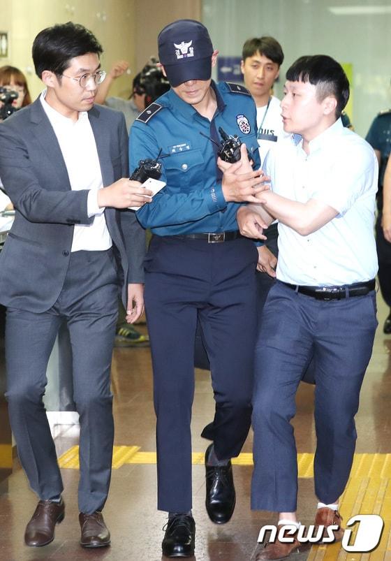본문 이미지 - 빅뱅 탑(최승현,30)이 5일 오후 서울 강남구 대치동 강남경찰서를 나서고 있다. ⓒ News1 권현진 기자