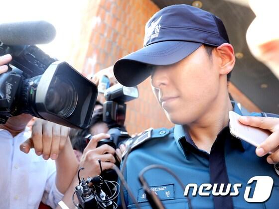 본문 이미지 - 대마초 혐의를 받고 있는 빅뱅 탑(최승현,30)이 5일 오후 서울 강남경찰서를 나서고 있다. ⓒ News1 권현진 기자
