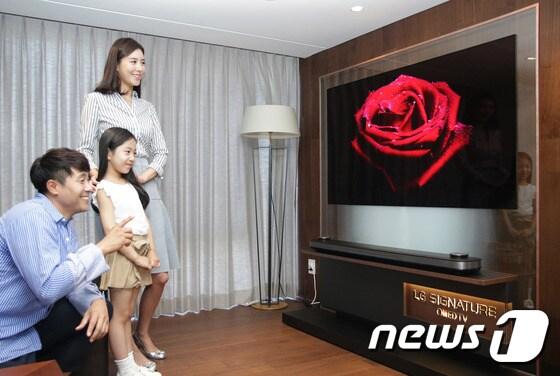 본문 이미지 - '반얀트리 클럽 앤 스파 서울' 클럽동 6층 로비에서 방문객들이 'LG 시그니처 올레드 TV W'를 살펴보고 있다. (LG전자 제공) ⓒ News1