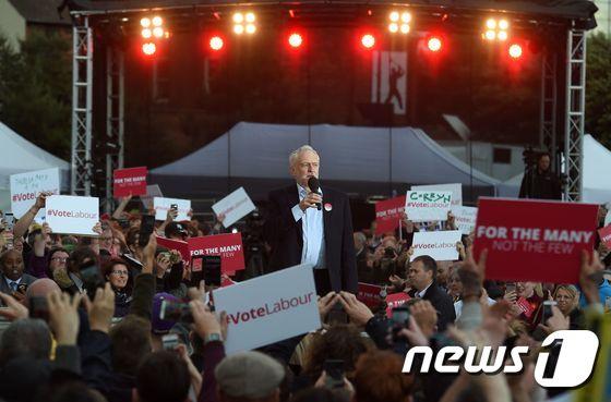 본문 이미지 - 총선(6월8일 실시)을 앞두고 제레미 코빈 영국 노동당 대표가 6일(현지시간) 중부 버밍엄에서 막판 유세를 벌이고 있다. ⓒ AFP=뉴스1
