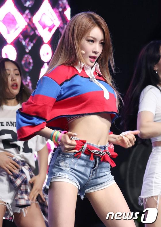 본문 이미지 - 아이오아이 김청하가 7일 오전 서울시 마포구 홍대 무브홀에서 첫 번째 미니 앨범 '핸즈 온 미(HANDS ON ME)' 쇼케이스에 출연해 화려한 공연을 선보이고 있다. ⓒ News1 권현진 기자