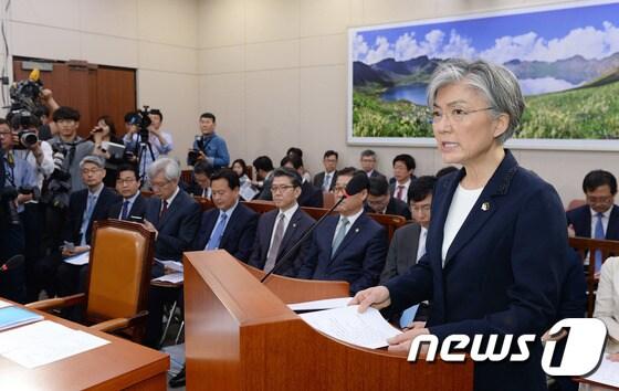 본문 이미지 - 강경화 외교부장관 후보자가 7일 오전 서울 여의도 국회 외교통일위원회에서 열린 인사청문회에 출석해 인사말을 하고 있다. 2017.6.7/뉴스1 ⓒ News1 박세연 기자