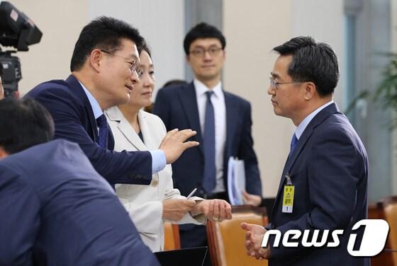 본문 이미지 - 2017년 6월 김동연 당시 경제부총리 후보자가 국회 인사청문회를 마친 뒤 송영길 의원과 대화를 나누는 모습. 2017.6.7/뉴스1 ⓒ News1 박지혜 기자