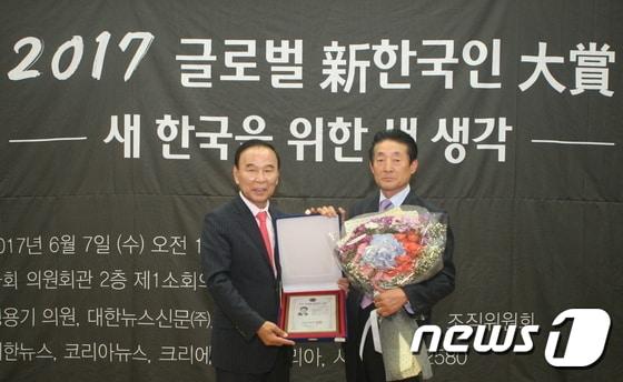 본문 이미지 - 7일 박명석(오른쪽) 진안군의회 의장이 국회의사당에서 ‘2017년 글로벌 신한국인 우수의정활동부문 대상’을 수상한 후 기념촬영을 하고 있다.(진안군의회제공)2017.6.7/뉴스1ⓒ News1